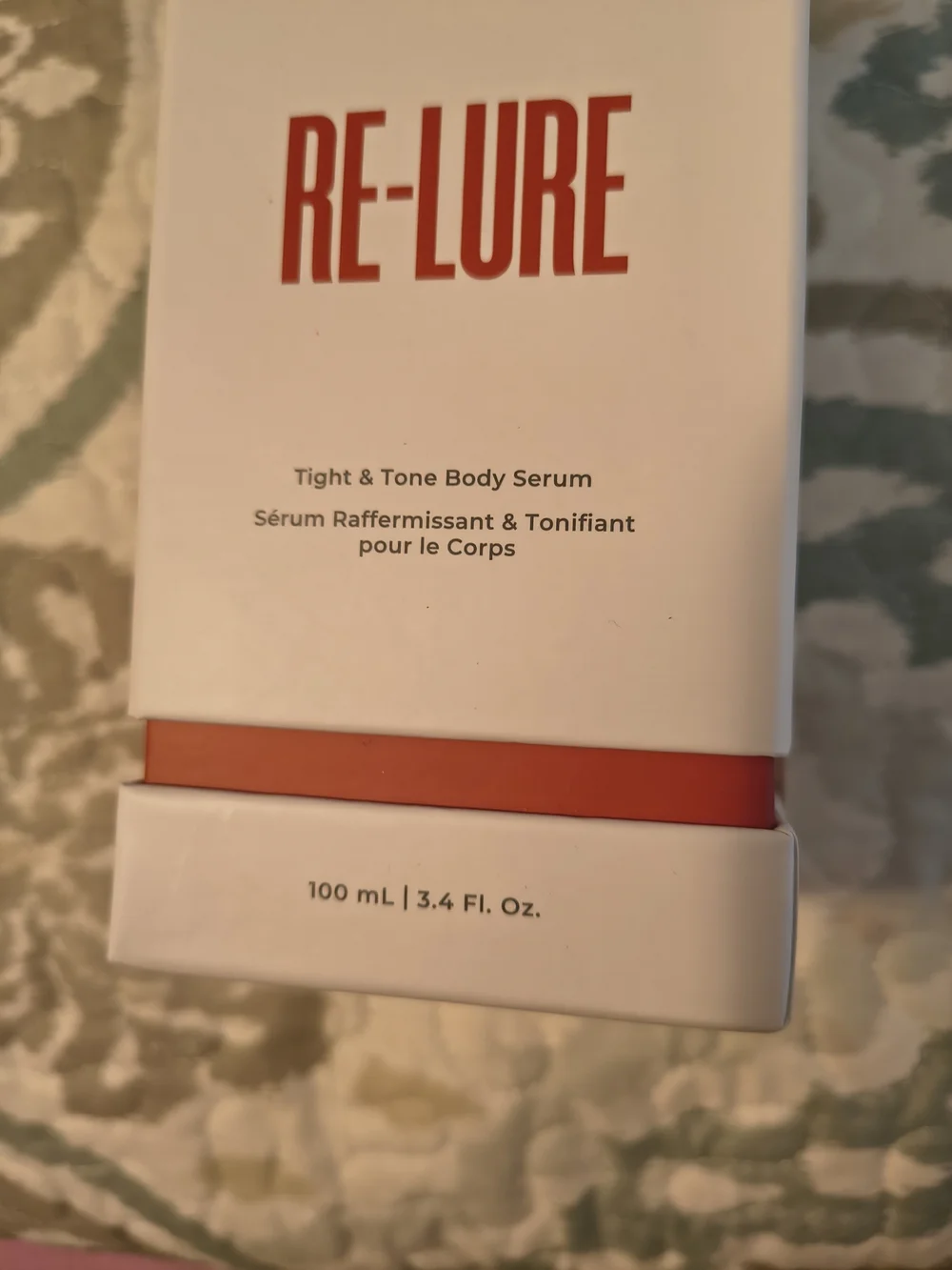 MAËLYS RE-LURE Tight & Tone Body Serum - White with Red Accents